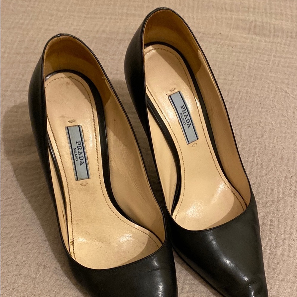 Prada Classic Black Pointed Heels. Made in Italy . Size 37 1/2 - Picture 3 of 9